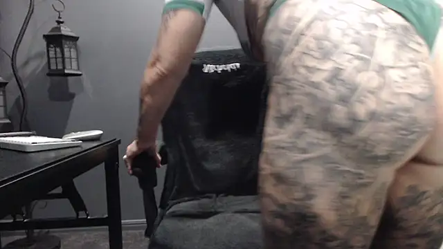 Snapshot of poisonivyx chatting on 02-20-26, 01:02 poisonivyx online show from 02-20-26, 01:02