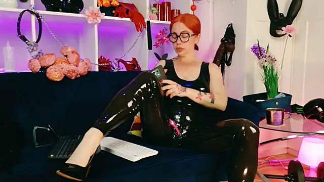 Snapshot of Ella__Kross chatting on 05-02-26, 05:23 Ella Kross online show from 05-02-26, 05:23