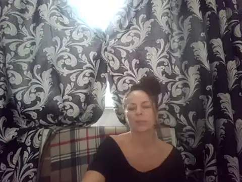 Snapshot of LindaStarS chatting on 02-12-25, 08:27 LindaStarS online show from 02-12-25, 08:27