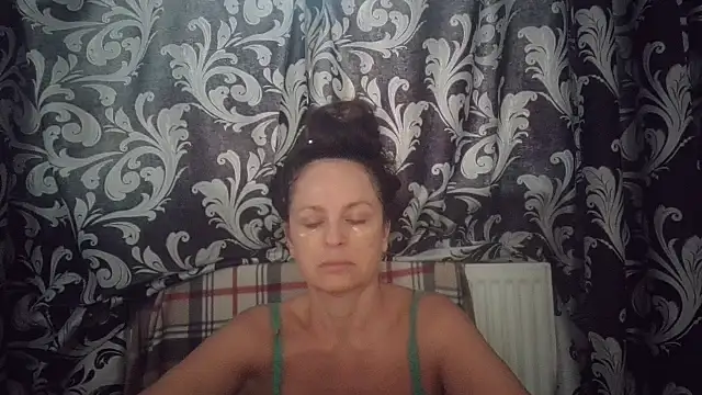 Snapshot of LindaStarS chatting on 09-20-25, 04:35 LindaStarS online show from 09-20-25, 04:35