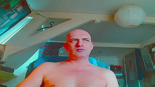 maxhard77 online show from 11-30-25, 10:52