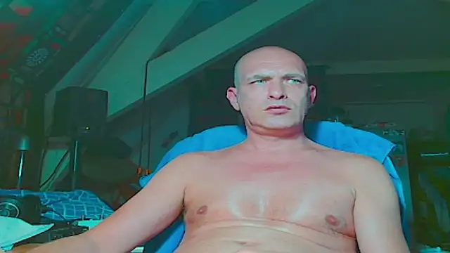Snapshot of maxhard77 chatting on 05-31-26, 10:33 maxhard77 online show from 05-31-26, 10:33