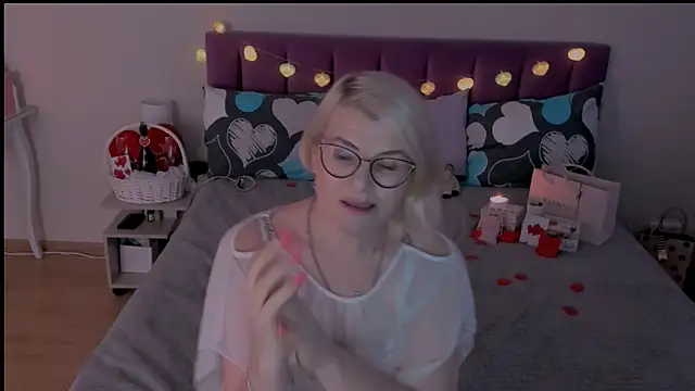Snapshot of sabrinamacmarren chatting on 02-14-25, 02:33 sabrinamacmarren online show from 02-14-25, 02:33