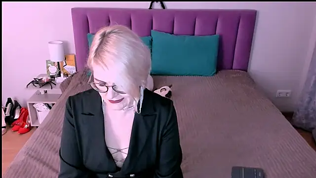 sabrinamacmarren online show from 10-31-25, 03:13