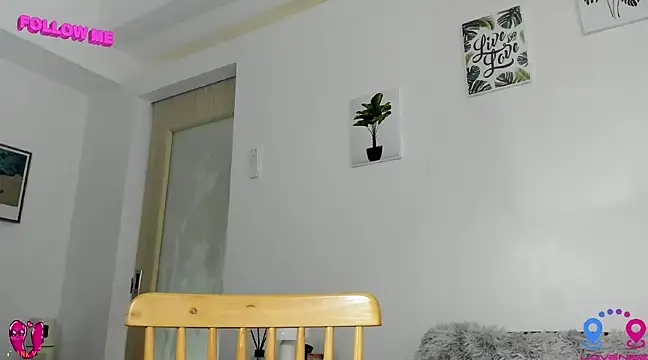 Snapshot of hottycrishina chatting on 03-08-25, 07:27 hottycrishina online show from 03-08-25, 07:27