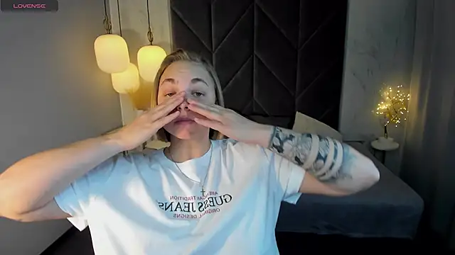 Snapshot of TataArdent chatting on 12-19-24, 11:25 TataArdent online show from 12-19-24, 11:25