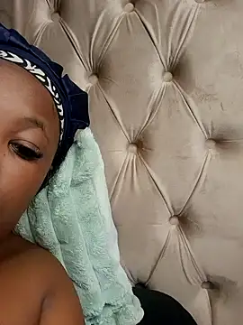 Snapshot of SWEETDOLLY29XX chatting on 10-23-25, 07:18 SWEETDOLLY29XX online show from 10-23-25, 07:18