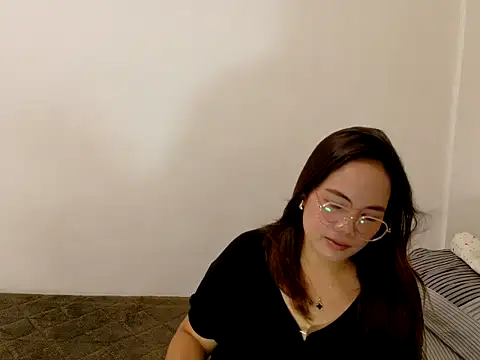 BURBERRY69 online show from 04-08-26, 12:16