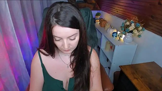 Snapshot of ErinMarshall chatting on 12-18-25, 05:19 ErinMarshall online show from 12-18-25, 05:19