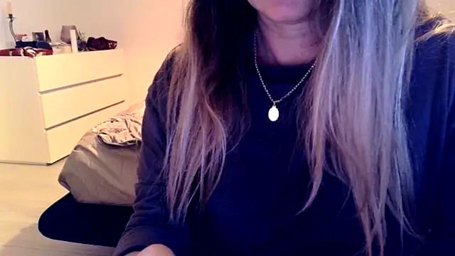 Snapshot of leadileo chatting on 11-06-25, 12:28 leadileo online show from 11-06-25, 12:28