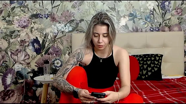 Snapshot of RoseDiamond06 chatting on 01-14-25, 10:06 RoseDiamond06 online show from 01-14-25, 10:06