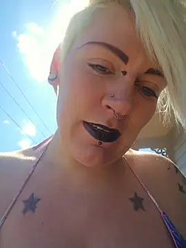 Snapshot of PinkTheHawk chatting on 11-04-25, 02:21 PinkTheHawk online show from 11-04-25, 02:21