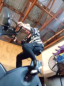 Snapshot of PinkTheHawk chatting on 11-28-25, 12:46 PinkTheHawk online show from 11-28-25, 12:46