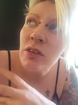 Snapshot of PinkTheHawk chatting on 12-04-25, 02:54 PinkTheHawk online show from 12-04-25, 02:54