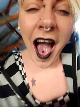 Snapshot of PinkTheHawk chatting on 12-16-25, 09:14 PinkTheHawk online show from 12-16-25, 09:14