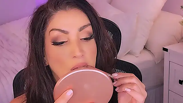 Snapshot of Wonderful_Woman chatting on 12-20-25, 03:02 Wonderful Woman online show from 12-20-25, 03:02