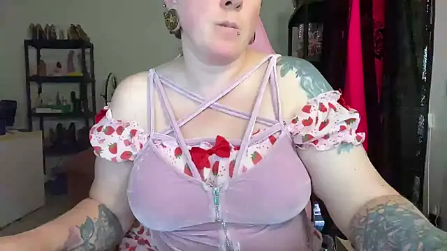 Snapshot of kisicaxx chatting on 07-10-26, 05:26 kisicaxx online show from 07-10-26, 05:26