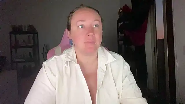 Snapshot of kisicaxx chatting on 07-17-26, 03:24 kisicaxx online show from 07-17-26, 03:24