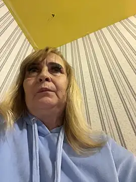 Snapshot of Irina2909@xh chatting on 10-20-25, 01:22 Irina2909xh online show from 10-20-25, 01:22