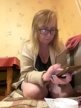 Snapshot of Irina2909@xh chatting on 12-18-25, 01:22 Irina2909xh online show from 12-18-25, 01:22