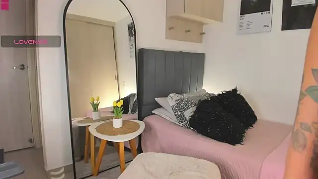 hollyprincess 2 online show from 04-07-26, 03:07