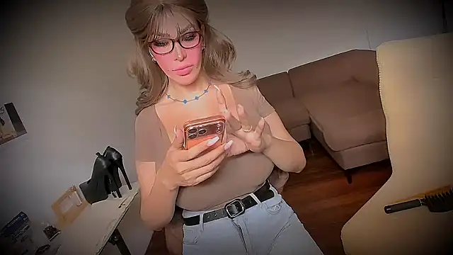 Snapshot of GiftedGirl4u chatting on 07-11-26, 01:08 GiftedGirl4u online show from 07-11-26, 01:08