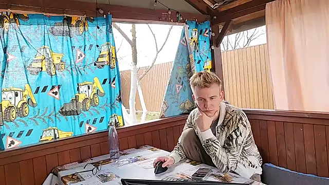 Snapshot of Vuitton chatting on 03-27-26, 09:42 Vuitton online show from 03-27-26, 09:42