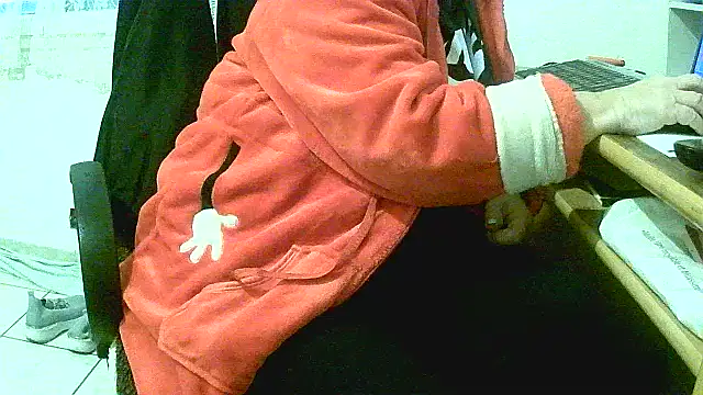 Snapshot of douceur63 chatting on 12-21-24, 11:44 douceur63 online show from 12-21-24, 11:44