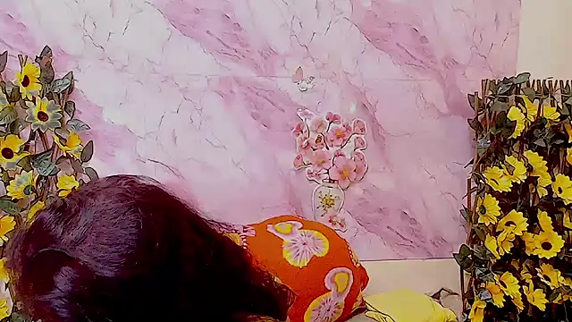 Snapshot of IndianAllure chatting on 01-08-26, 05:54 IndianAllure online show from 01-08-26, 05:54