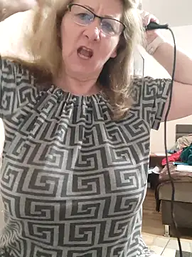 Snapshot of Elza01 chatting on 03-20-26, 07:19 Elza01 online show from 03-20-26, 07:19