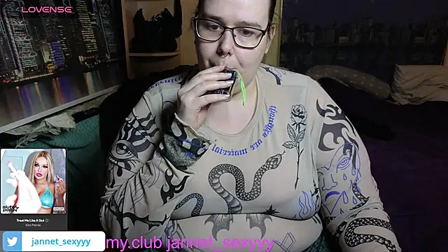 Snapshot of JannetPie chatting on 11-25-25, 12:54 JannetPie online show from 11-25-25, 12:54