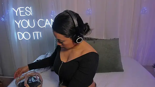 Snapshot of carolgaita chatting on 02-08-25, 11:33 carolgaita online show from 02-08-25, 11:33
