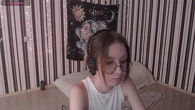 Snapshot of _Hanna_Moon_ chatting on 09-19-25, 09:11  Hanna Moon  online show from 09-19-25, 09:11