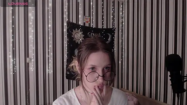 Snapshot of _Hanna_Moon_ chatting on 10-12-25, 01:21  Hanna Moon  online show from 10-12-25, 01:21