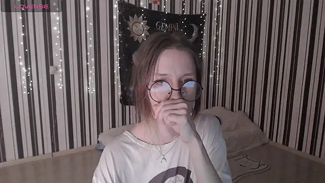 Snapshot of _Hanna_Moon_ chatting on 10-15-25, 10:59  Hanna Moon  online show from 10-15-25, 10:59