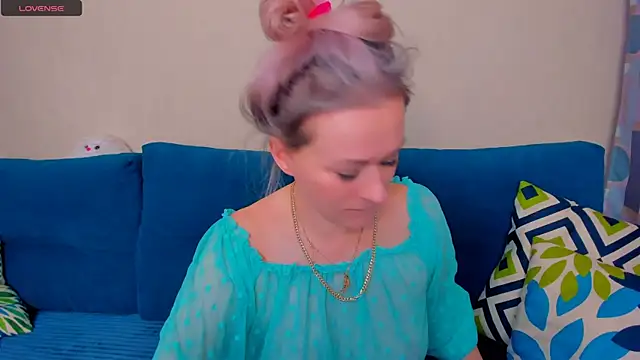 EllenMoore online show from 10-22-25, 04:24