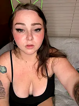 Snapshot of Kira_tattoo chatting on 10-19-25, 04:35 Kira tattoo online show from 10-19-25, 04:35