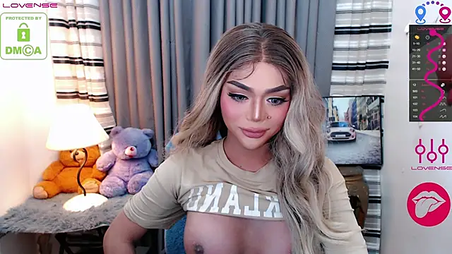 Snapshot of Fantacyoflove chatting on 12-14-25, 10:58 Fantacyoflove online show from 12-14-25, 10:58