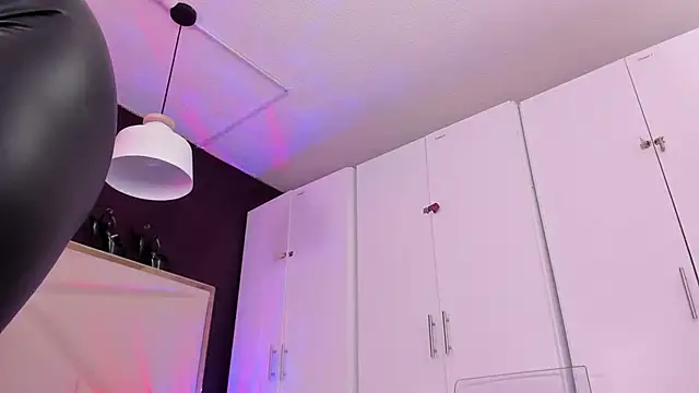 Inndrahot online show from 04-19-26, 04:01