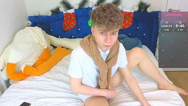 Snapshot of LandelRay chatting on 12-18-25, 12:55 LandelRay online show from 12-18-25, 12:55