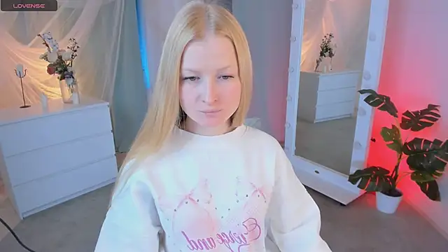 Snapshot of Laly_Peach chatting on 01-26-25, 04:30 Laly Peach online show from 01-26-25, 04:30