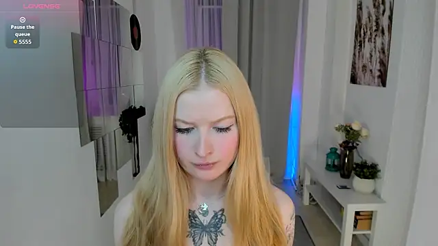 Snapshot of Laly_Peach chatting on 09-20-25, 04:08 Laly Peach online show from 09-20-25, 04:08