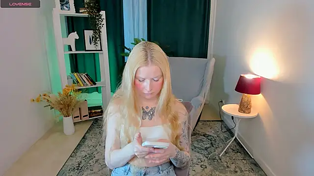 Snapshot of Laly_Peach chatting on 04-30-26, 11:27 Laly Peach online show from 04-30-26, 11:27