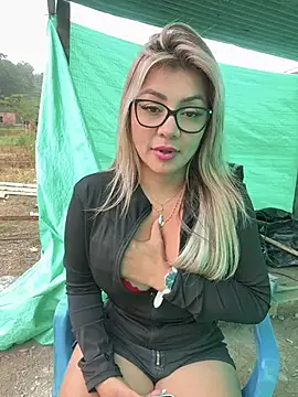 Snapshot of DIANITA_1988 chatting on 03-12-25, 06:44 DIANITA 1988 online show from 03-12-25, 06:44