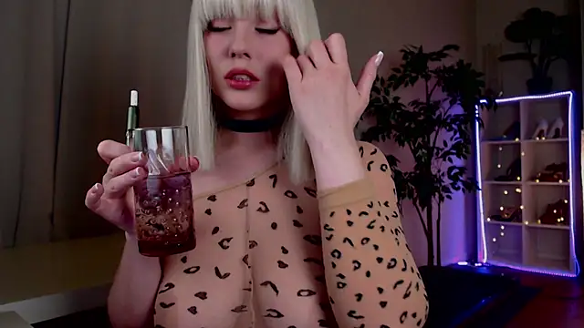 Snapshot of Queensy_Sins chatting on 05-16-26, 03:44 Queensy Sins online show from 05-16-26, 03:44