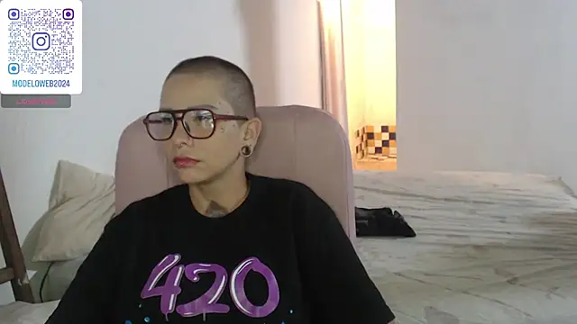 Snapshot of moon_cat85 chatting on 02-05-25, 10:55 moon cat85 online show from 02-05-25, 10:55