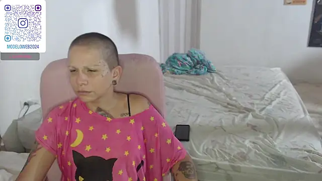 Snapshot of moon_cat85 chatting on 02-06-25, 05:30 moon cat85 online show from 02-06-25, 05:30