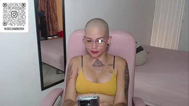 Snapshot of moon_cat85 chatting on 02-20-25, 02:57 moon cat85 online show from 02-20-25, 02:57