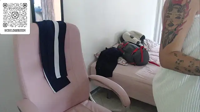 Snapshot of moon_cat85 chatting on 02-21-25, 04:37 moon cat85 online show from 02-21-25, 04:37