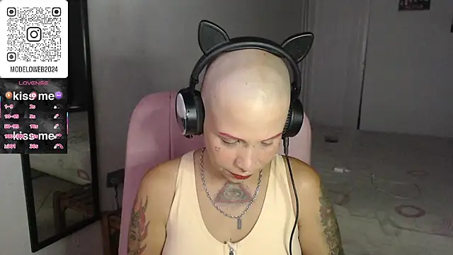 Snapshot of moon_cat85 chatting on 03-06-25, 10:04 moon cat85 online show from 03-06-25, 10:04